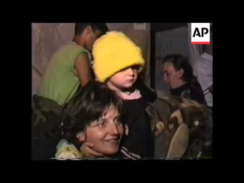 BOSNIA: KLADANJ: THOUSANDS OF REFUGEES FLEE ZEPA