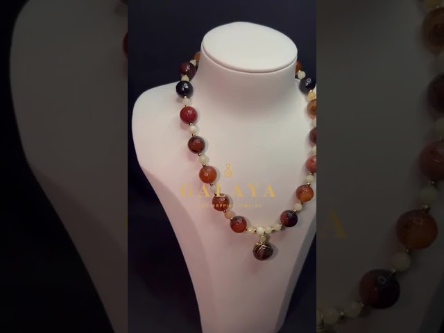 قلادة من الفضة الخالص مع حجر العقيق وحجر السترين