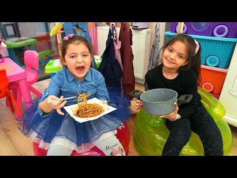 Öykü wants to eat Black Noodle Masal feeds Sister