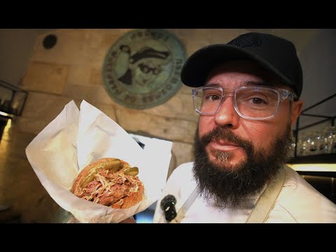 Człowiek, który robi maczankę - prababkę hamburgera