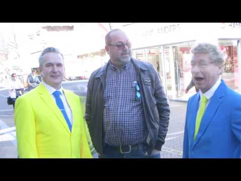 De positieve Ambassadeurs Wandelen in de dorpsstraat