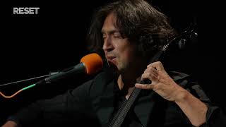 Cellist Ian Maksin shows how he makes the cello sound like an entire band
