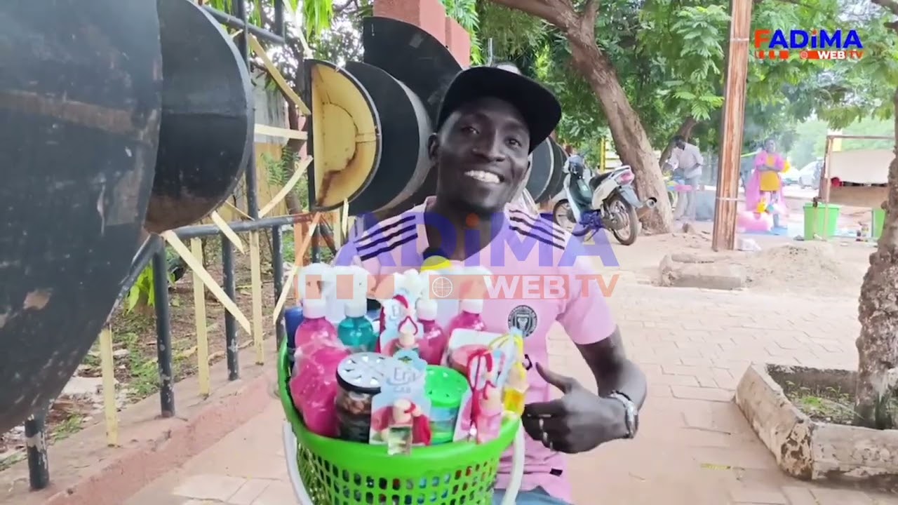 Du Nigéria au Burkina Faso, un handicapé des membres inférieurs fait son métier avec passion. 
