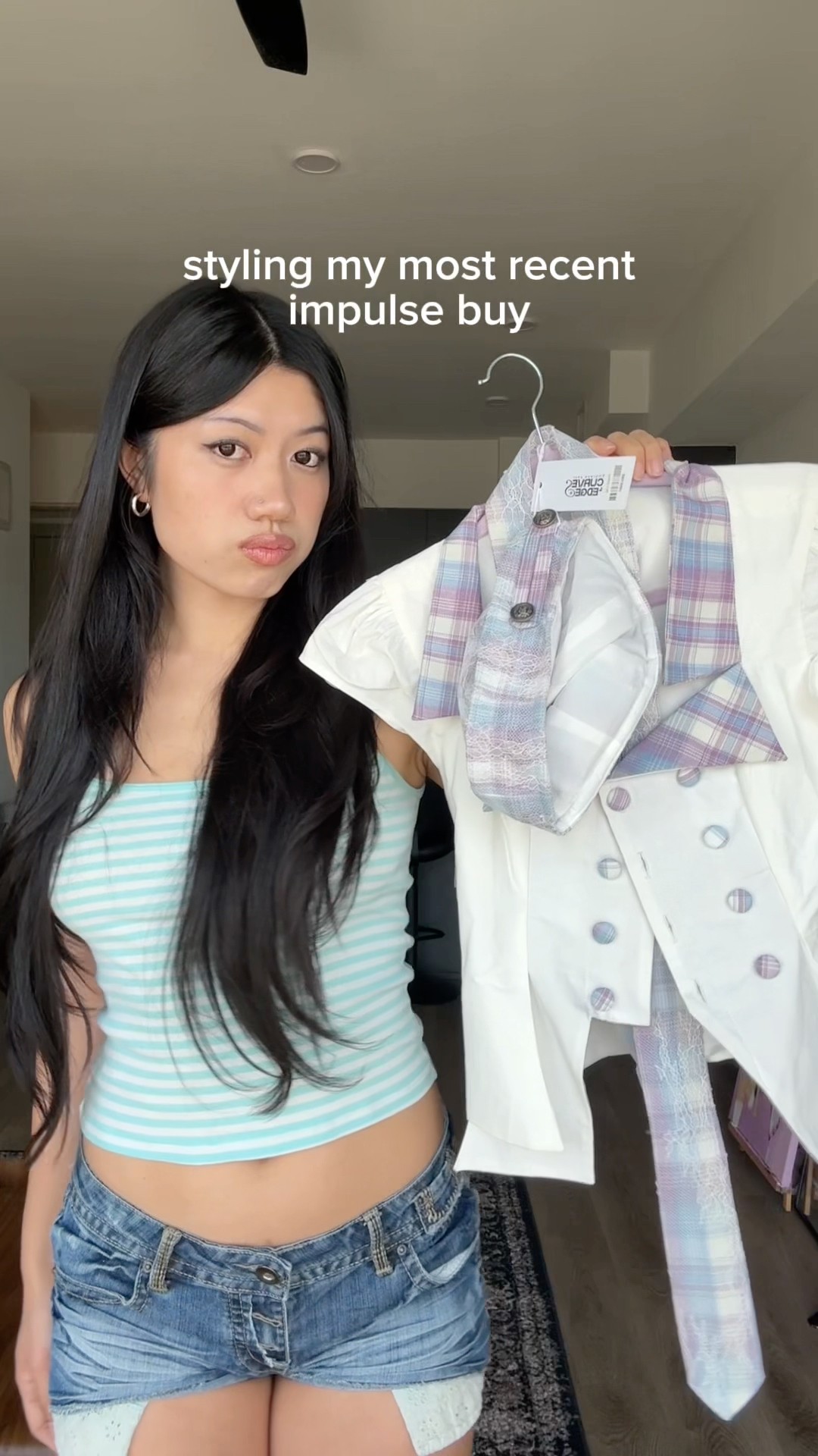 Baru-baru ini belanja dan hasilnya bikin senyum! 😍✨ Siap tampil stylish dengan fashion thrift yang kece!