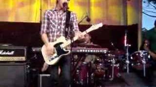 Dean Geyer performs She comes in Waves live