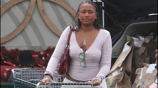 Sasha Obama's Independent Errands: Former First Daughter Spotted Tackling Grocery Shopping !