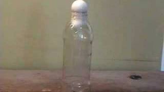 Hoe krijg je een ei in een fles, grappige humor