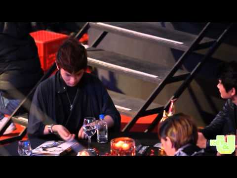 [fancam] 101209 SHINee key tidies minho's hair & sneezes @ 2010 Golden Disk Awards