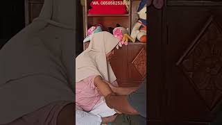 Download lagu Massaging the body of a young mother with migraines #short #traveltherapist #massage mp3