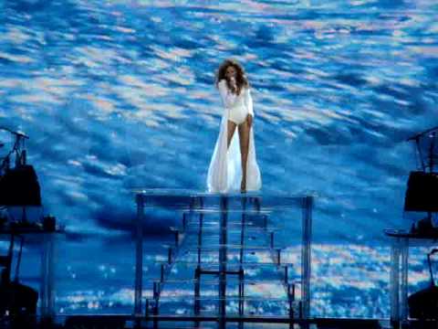 Smash in to you - Beyonce 2009 Nagoya by Giselle Lagos