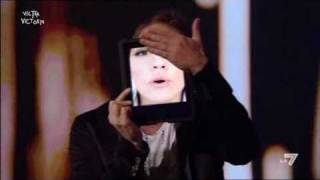 VICTOR VICTORIA - Il duetto virtuale di Cremonini e Malika