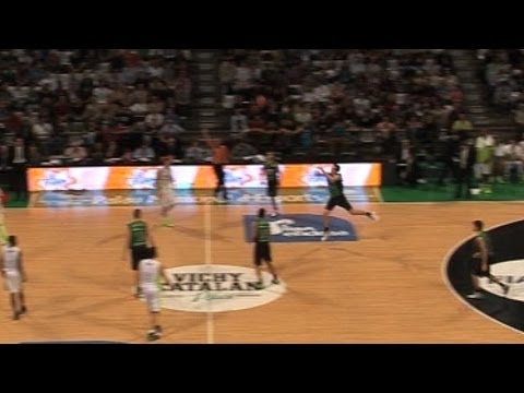 Shurna la mete desde medio campo