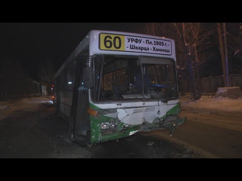 Дама на "Эпике" вонзилась в автобус и сломала ноги