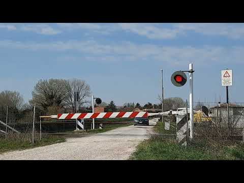 Attraversamento treno in Località Ca' Albrizzi a Cavarzere 07-03-2021