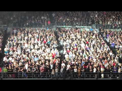 Ricky Martin choreographs 40,000 people: One World Tour (live)