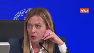 Gli orecchini geometrici stile Alhambra con accenni viola di Giorgia Meloni alla conferenza...