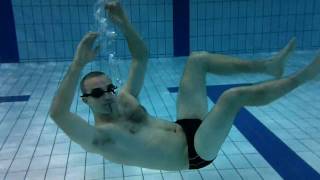 preview picture of video 'Piscine de Moulins vidéo subaquatique avec Kodak Zx3 PlaySport HD'