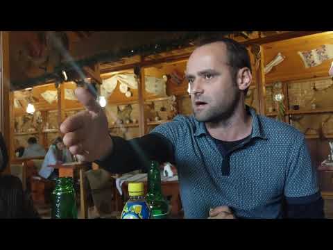 La discuții cu Mihai. Restaurant Caraiman, Busteni.