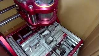 アルミブロック金属加工 CNC フライス盤 (Aluminum block metal machining in progress CNC  milling machine）