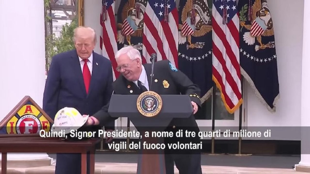 Trump riceve elmetto dei Vigili del Fuoco e scherza: Mi sarebbe servito a Butler