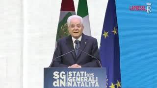 Mattarella: «Società centrata su velocità con giovani messi in condizione di essere in ritardo»
