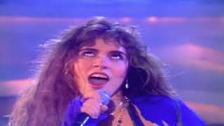 Gloria trevi popurrí rock en inglés.  Gloria en “y vero America va”.