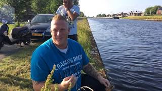 Amsterdammer gered in Ilpendam, armband boven water.