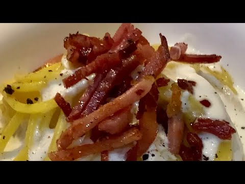 Spaghetti allo zafferano mantecati al burro con fonduta di grana padano e speck croccante #ricetta