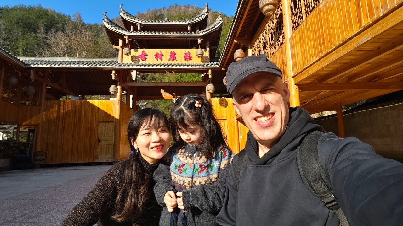 CHINA EN DIRECTO: ALDEA DE MALUXI - DORMIMOS EN CASA DE MADERA