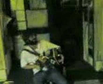 Andrea Del Vescovo che balla in piazza