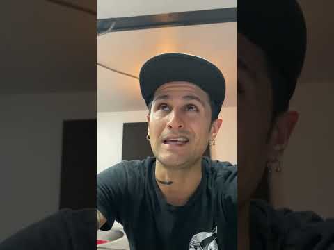 A secret guitar hack for “playing outside” like Allan Holdsworth and Guthrie Govan