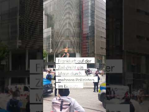 Frankfurt: Auf der Zeil dreht ein Mann durch mehrere Polizisten im Einsatz...