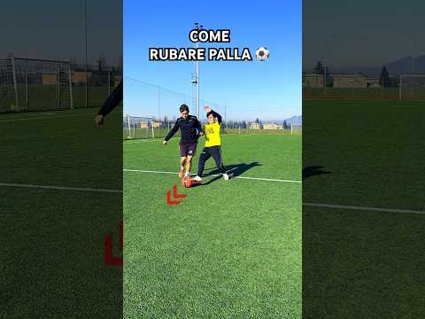 LA PALLA SARÀ SEMPRE TUA! 💪🏻⚽️ #calcio #tutorial #difesa #skill #soccer #shorts #seriea #juve