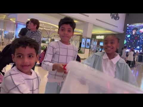 We go to the mall because to put the popcorn 🍿 in th box 📦￼