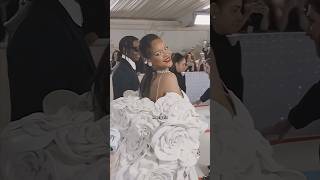 Rihanna approves it; it&#39;s Valentino, baby. ✨ #rihanna #valentino #runway