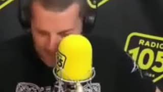 Gue pequeno fà una strofa di &quot;Claro&quot; a radio 105🎙👿