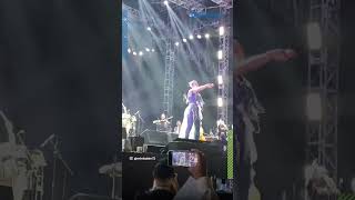 'Nyeker' Saat Konser, Kris Dayanti Bagi-bagi Hadiah Sepatu hingga Tas Mewah Miliknya ke Penonton