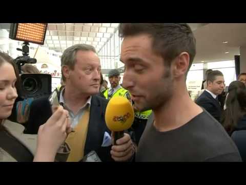 Här möts Eurovision-vinnaren Måns Zelmerlöw av fansen på Arlanda