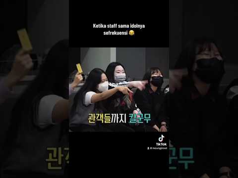 Their staff tho 🤣 #apink #eunji #kpop #chorong #hayoung #bomi #namjoo #naeun