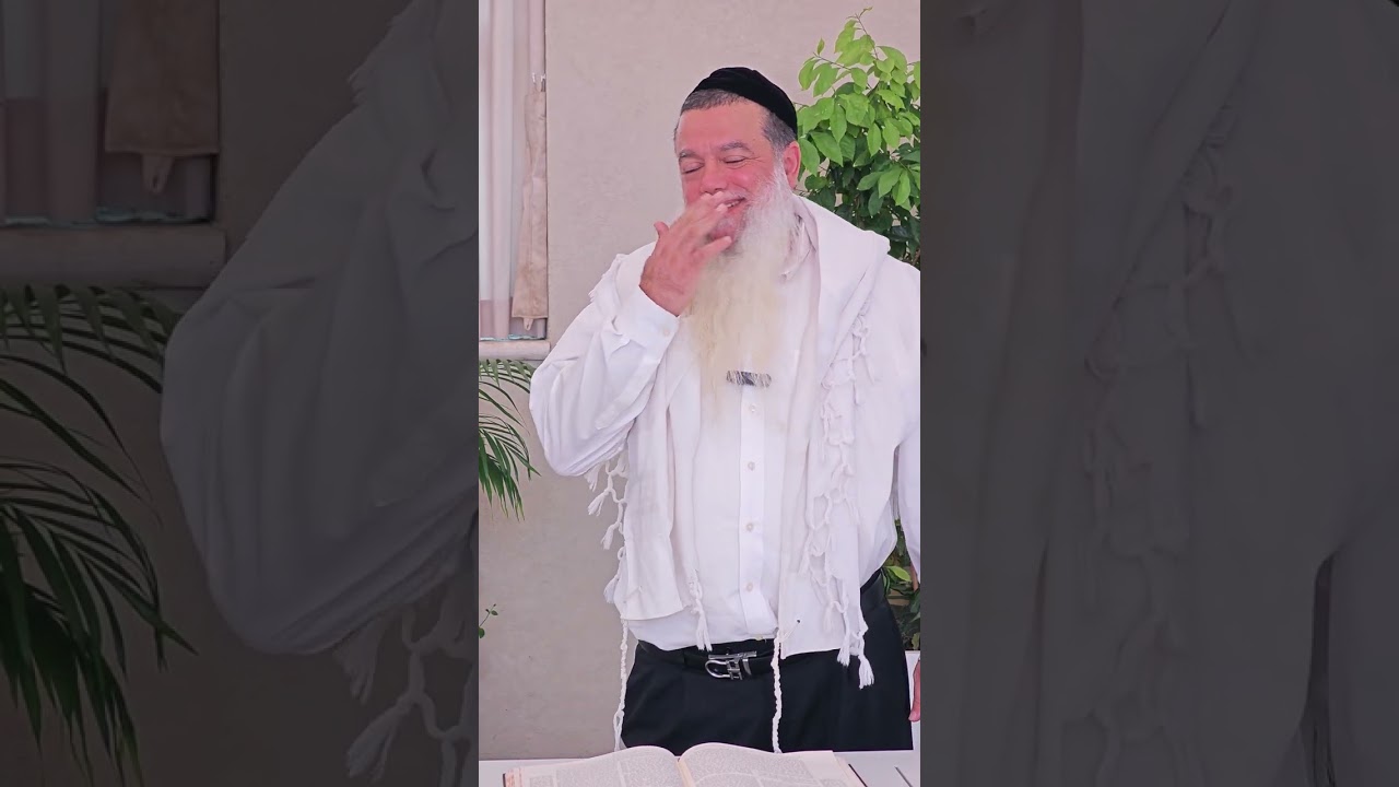 מי ששכח לברך על הטלית והתעטף האם יכול לברך כאשר הטלית עדיין עליו?