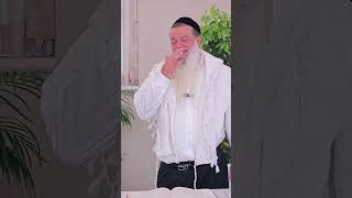 מי ששכח לברך על הטלית והתעטף האם יכול לברך כאשר הטלית עדיין עליו? (הרב יגאל כהן) - התמונה מוצגת ישירות מתוך אתר האינטרנט יוטיוב. זכויות היוצרים בתמונה שייכות ליוצרה. קישור קרדיט למקור התוכן נמצא בתוך דף הסרטון