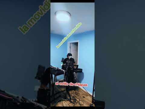 La movidita inconfundible.   Uri y sus teclados. 2025