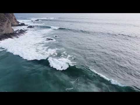 Imágenes de drones de surfistas en Strands Point
