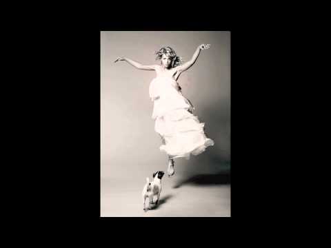 Dara Rolins - Naskoč a leť (prod. Kosheen)