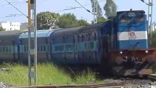 preview picture of video 'Hussain Sagar Express @ Hi-Tech City - Low Angle Video'