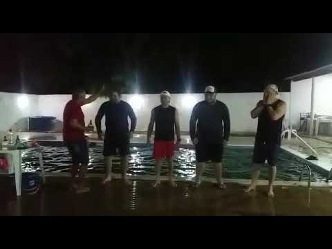 Grupo vira copos, no Ritmo da Pisadinha🕺