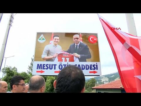 إردوغان يساند أوزيل وأبناء بلدته يضعون صورتهما معا على طريقها الرئيسي…