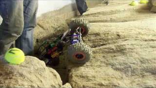 preview picture of video 'Bolt Bender in the Bolt Hole Rock Crawling'