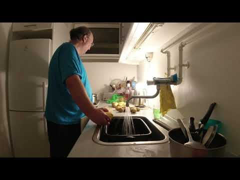 MongoTV_3970 - Mongo Madskole - Skræller KARTOFLER Til 2 Dage Til MEDISTERPØLSE