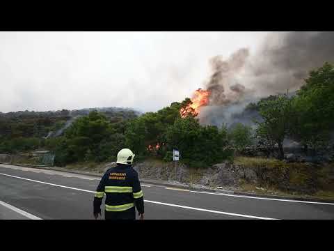 Vatrogasci gase požar koji se proširio na području Grebaštice